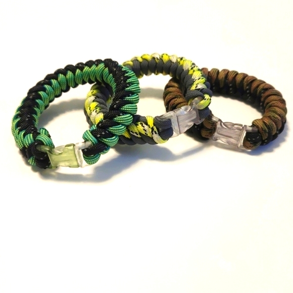 Snake Knot Bracelet, Handmade using 550 Paracord with Buckle Closing. - Picture 3 of 3